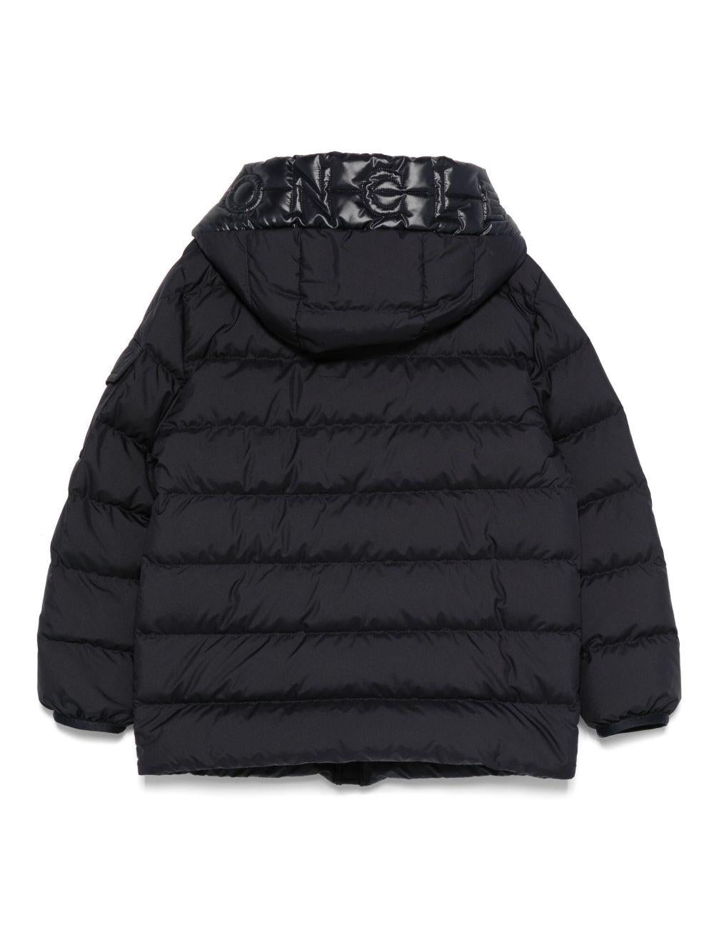 Piumino con Cappuccio e Logo Trapuntato K29541A00004597YW 778 MONCLER KIDS