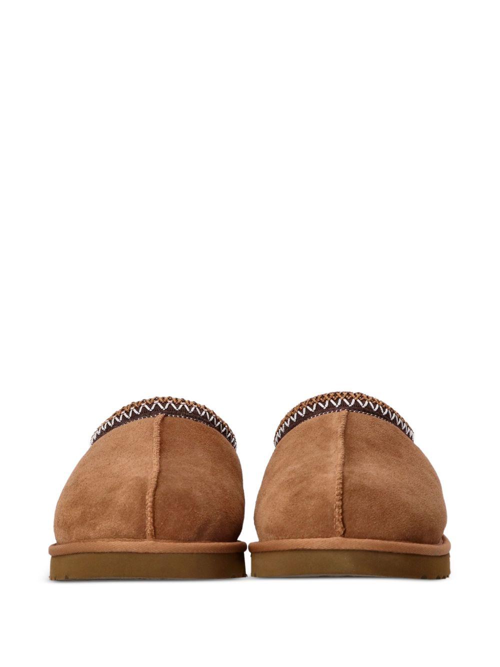 Slippers marroni in pelle scamosciata con cuciture decorative 1174671 CHE UGG