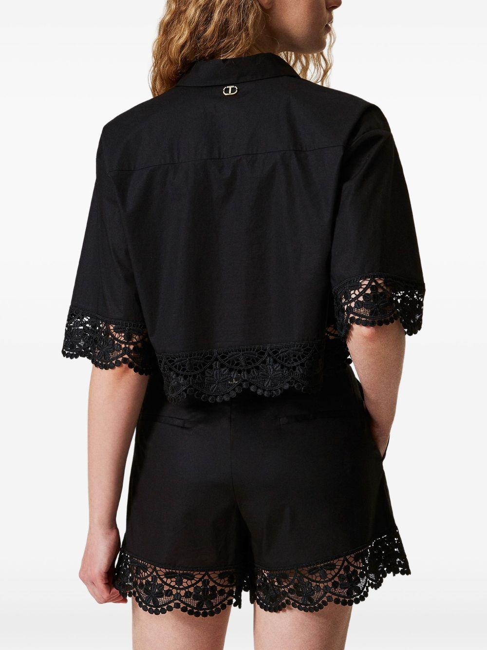 Short nero con orli in pizzo floreale
