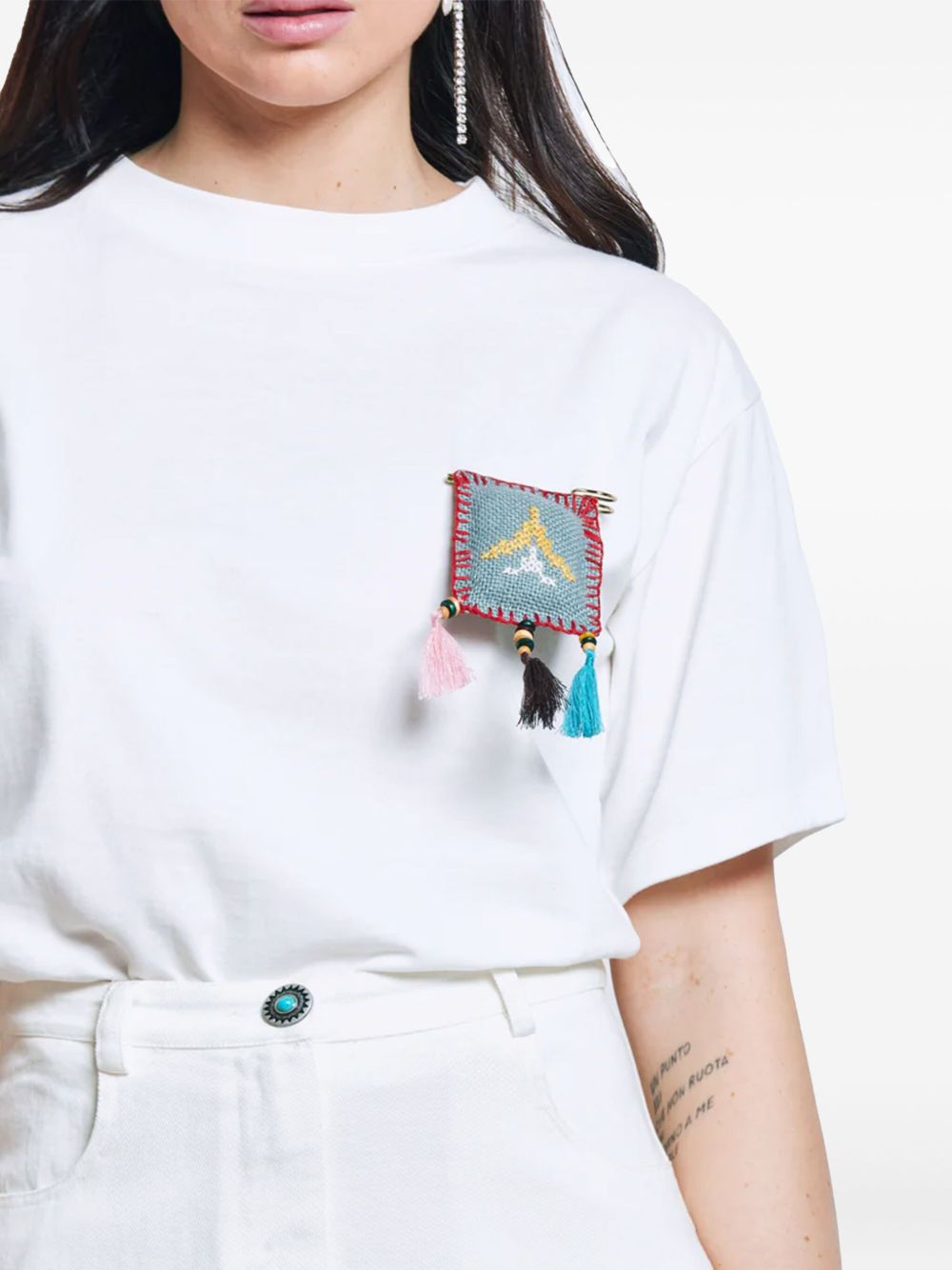 T-shirt bianca oversize con spilla ricamata TSKD05208 PANNA AKEP 