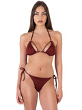 Costume triangolo e slip marrone con anelli oro