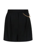 Shorts con catena decorativa e pieghe frontali