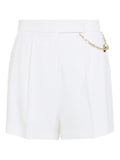 Shorts con catena decorativa e pieghe frontali