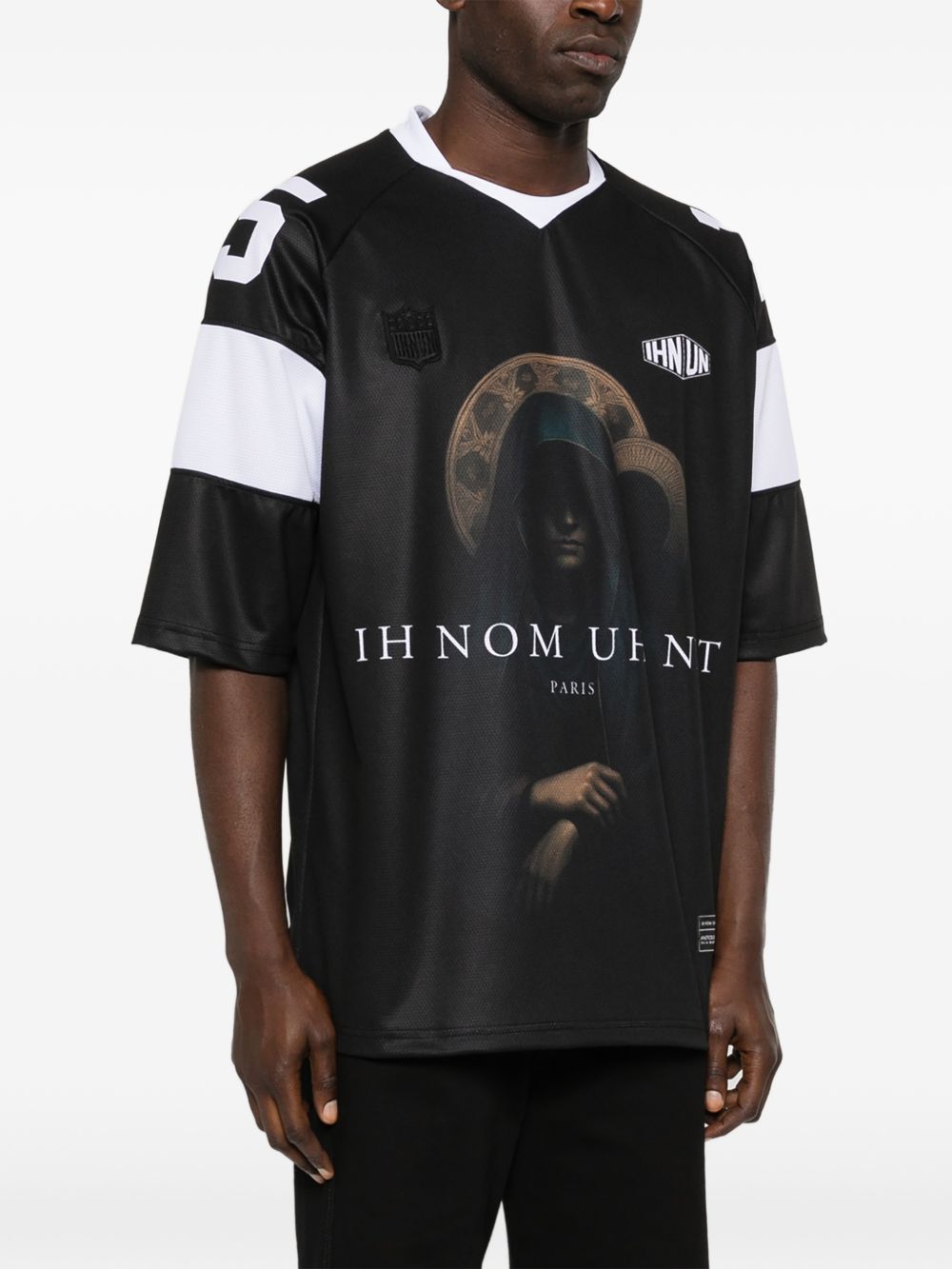 T-shirt in poliestere con stampa grafica scollo a V NUS26231 520 IH NOM UH NIT 