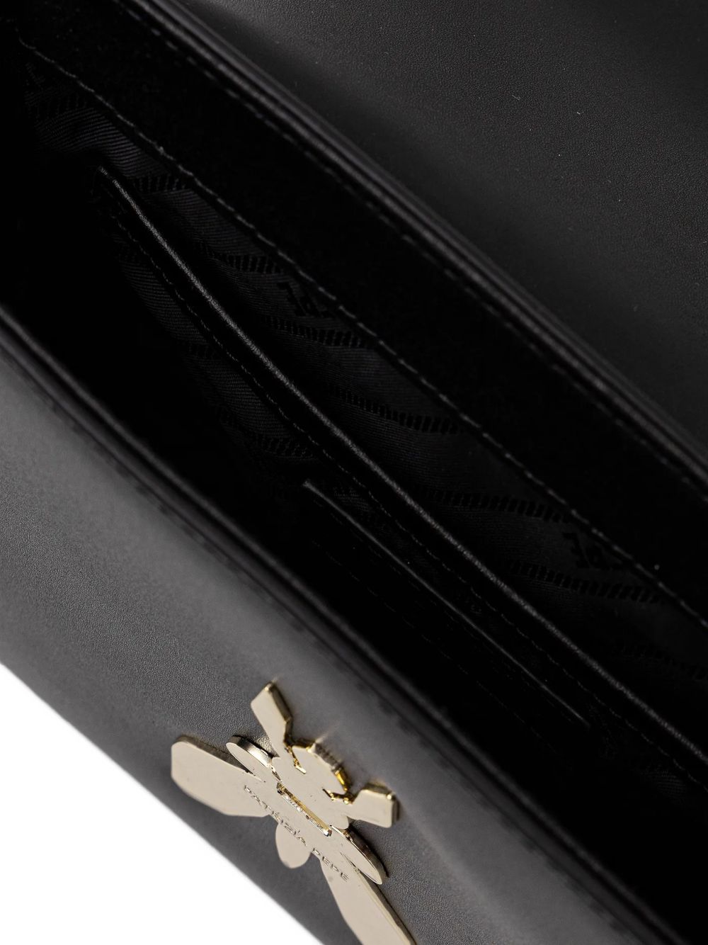 Borsa a tracolla in pelle con fibbia scultorea 8B0303L061 K103 PATRIZIA PEPE 