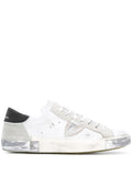 Sneakers con patch scudo e suola consumata