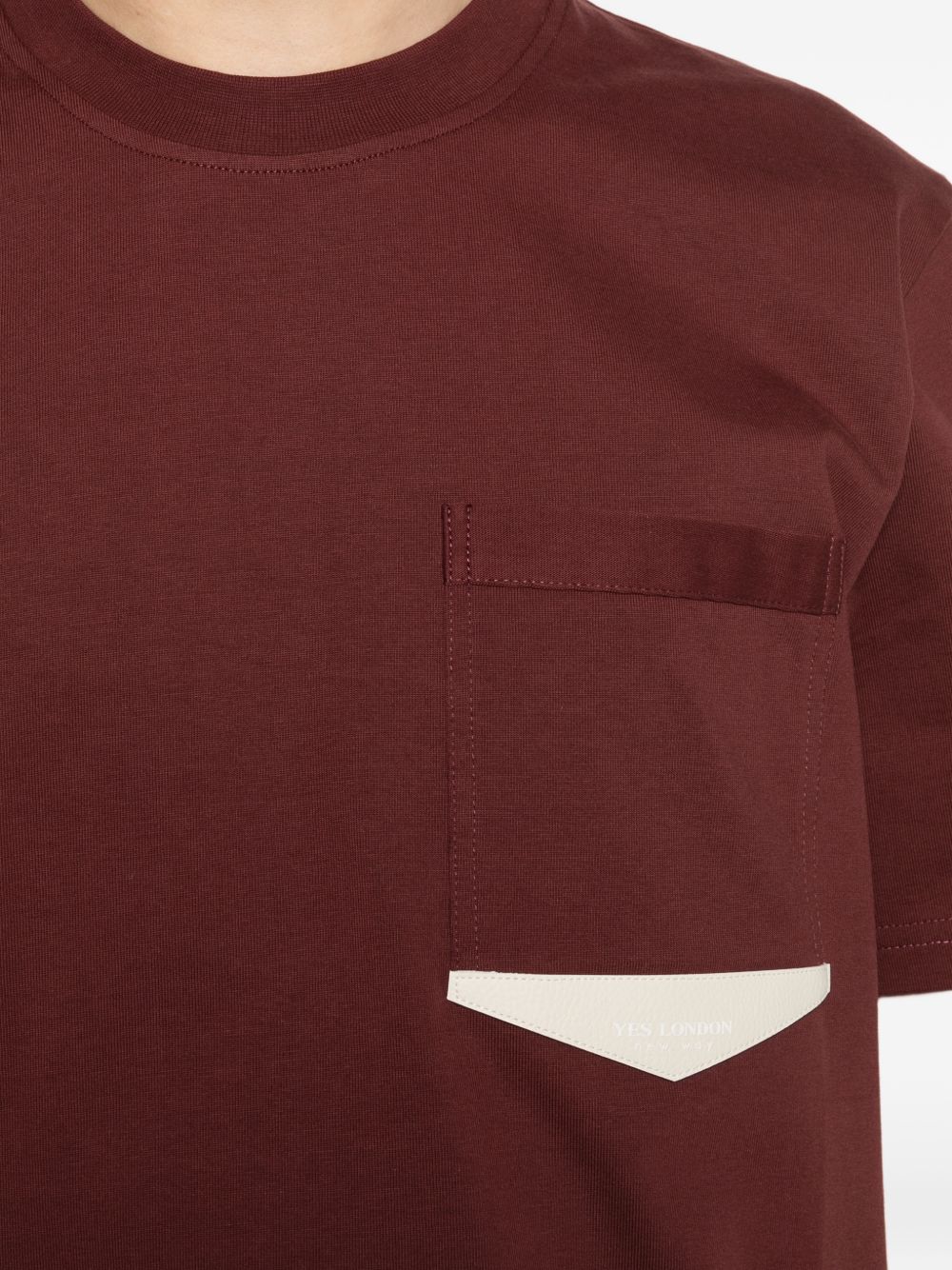 T-shirt in cotone girocollo con patch XM4249 BORDEAU YES LONDON 