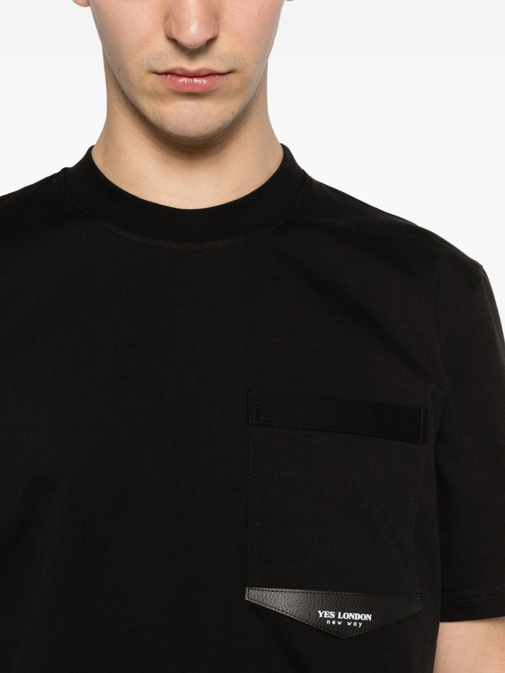 T-shirt in cotone girocollo con patch XM4249 NERO YES LONDON 