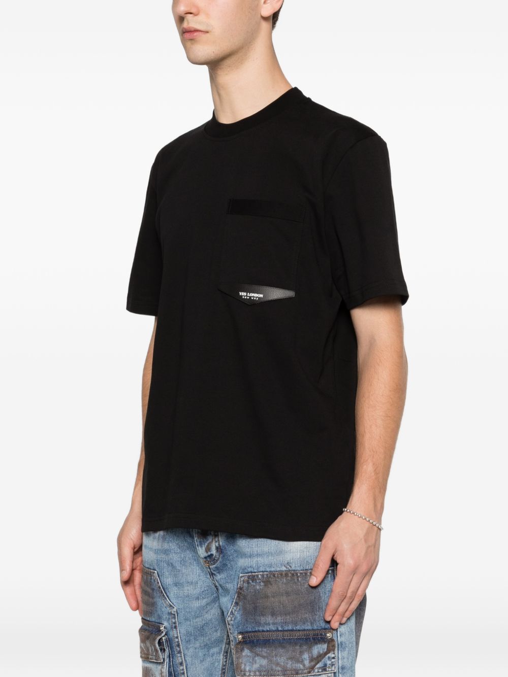 T-shirt in cotone girocollo con patch XM4249 NERO YES LONDON 