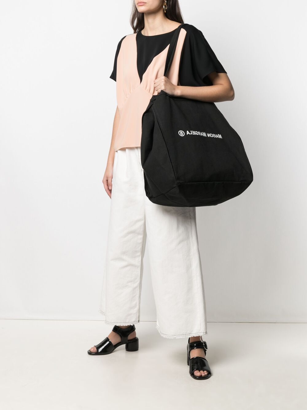 Borsa Tote nera con manici in contrasto S54WC0061P3631 T8013 MM6 MAISON MARGIELA 