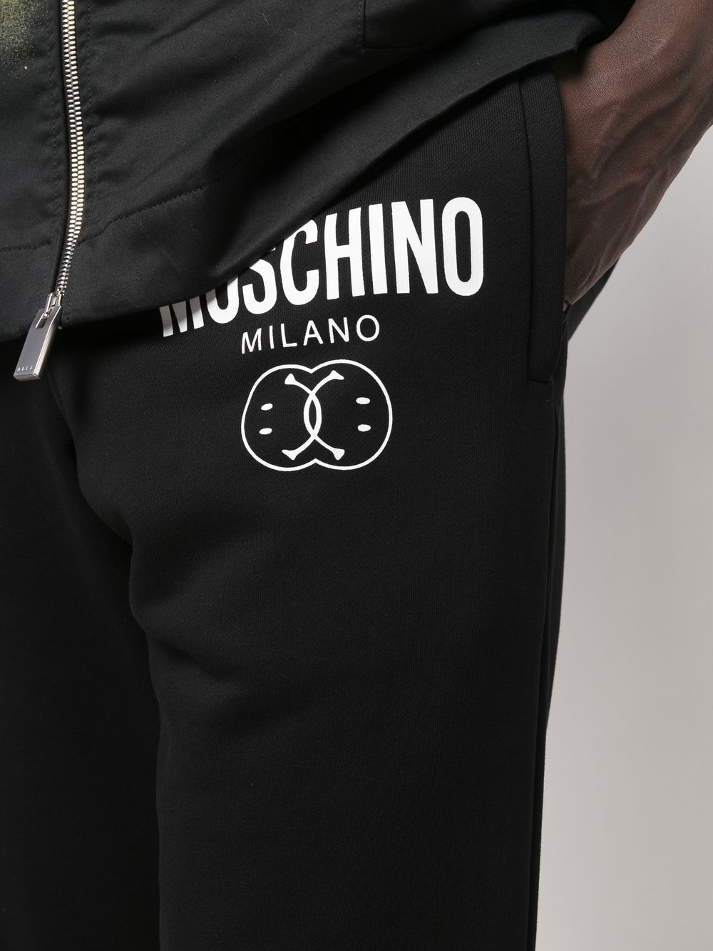 Pantatuta nero logo laterale J03157028 1555 MOSCHINO COUT 