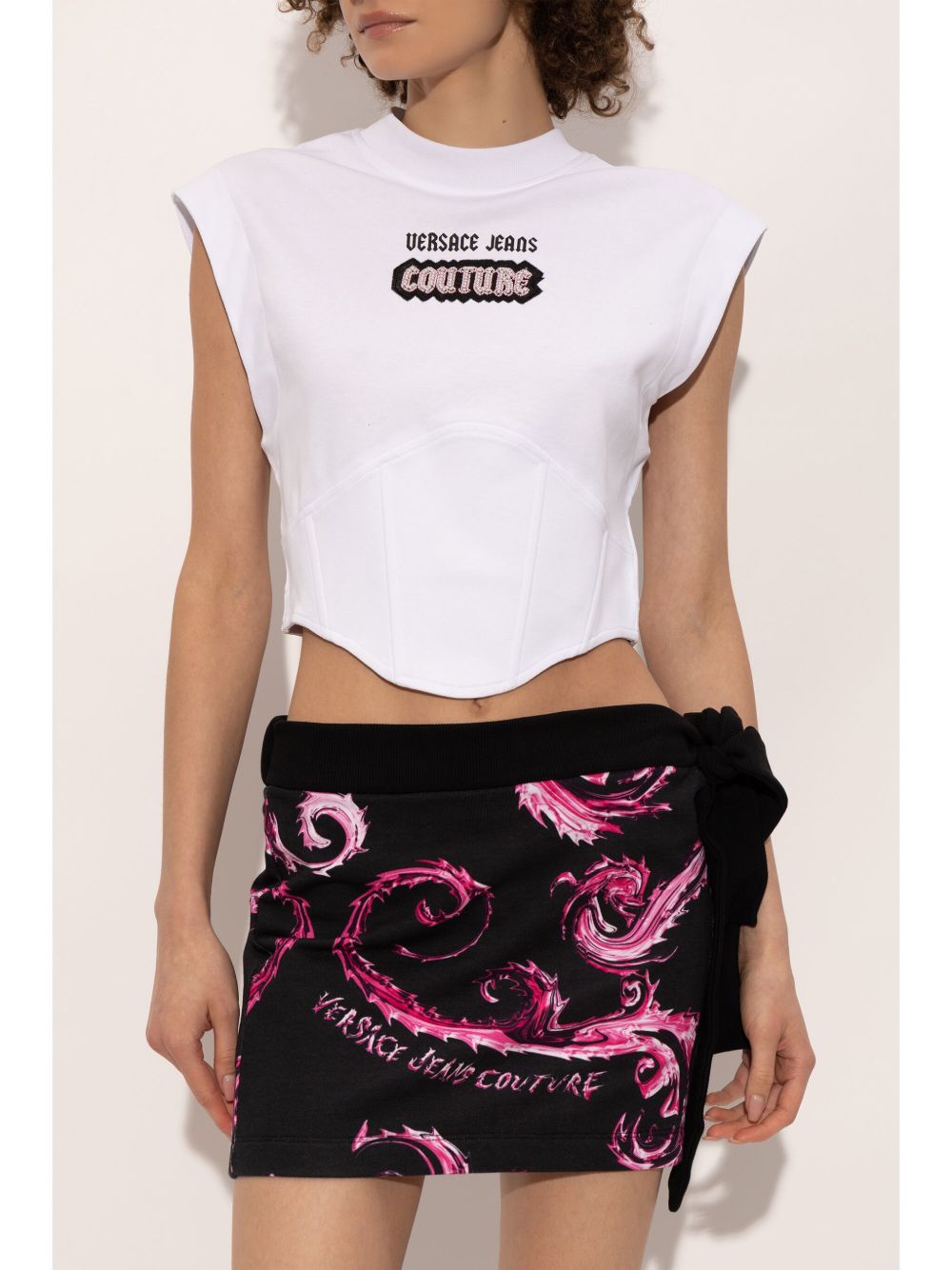 Top bianco stile corpetto logo con perline 77HAH611J0005 003 VERSACE JEANS 