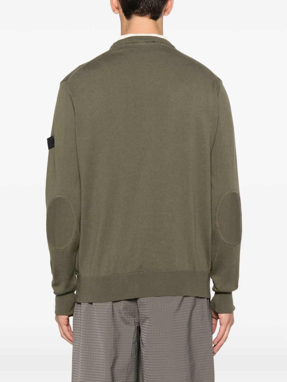 Maglione verde bosco a collo giro con toppa PEU561199011919 690 PEUTEREY 