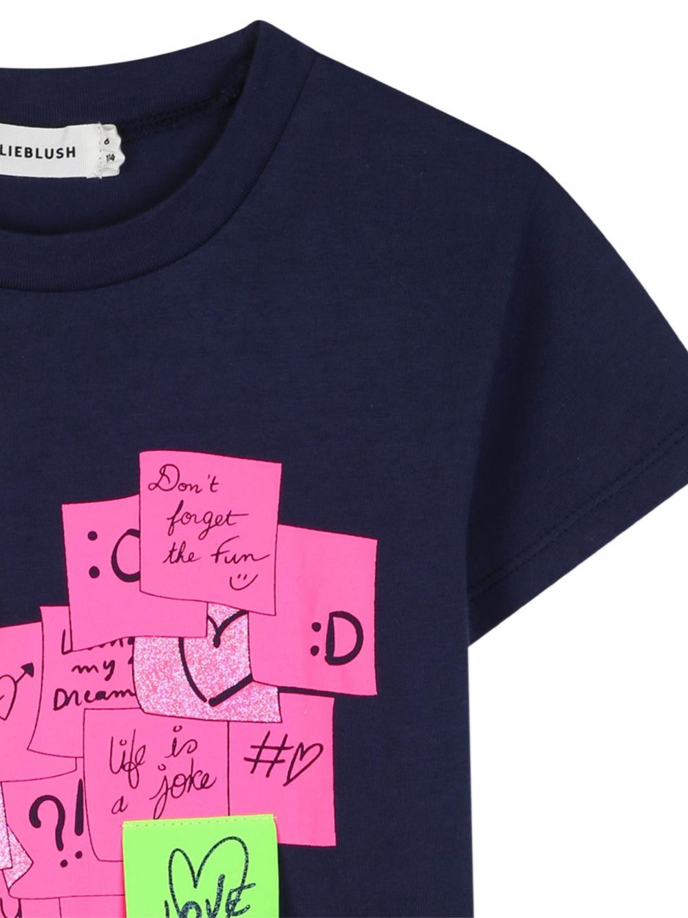 T-shirt in jersey, maniche corte, illustrazione con etichette tessute sul davanti. Vestibilità comfort. U22377 85T BILLIE BLUSH KIDS 