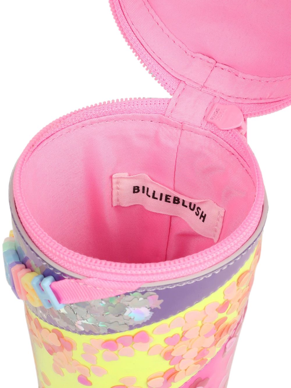 Milkshake handbag. Iridescent simili. Letters beads. Rainbow illustrazione con multicolor confettis under clear material. Webbing spalla strap. Chiusura con zip. A righe woven label. Matched to small backpack u22533. Dimensions : 17,5x8,5 cm. U22523 111 BILLIE BLUSH KIDS 