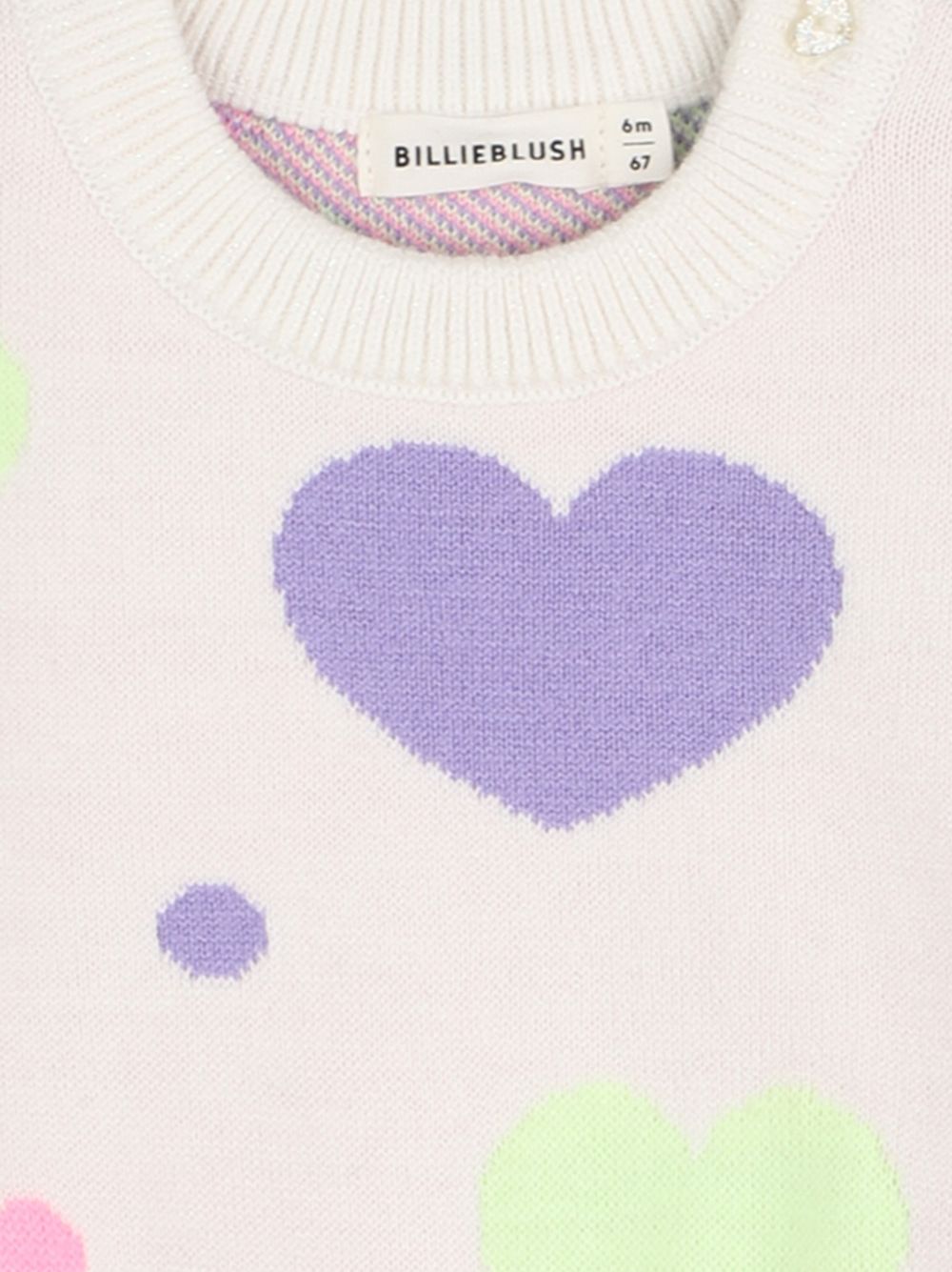 Completo in maglia due pezzi con maglione a maniche lunghe con cuori in jacquard, scollo tondo, chiusura con bottoni sulla spalla. Ampio pantaloni in maglia, vita elastica. U22611 121 BILLIE BLUSH KIDS 
