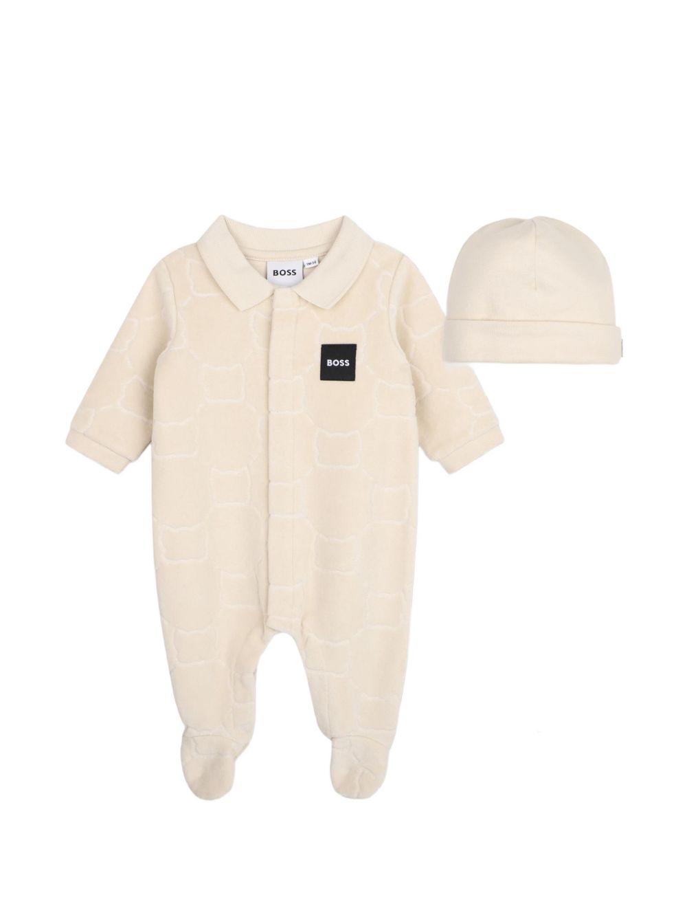 Pajama e hat set. Organic cotton e polyester velour pajamas, all-over embossed fantasy illustrazione, woven logo label sul chest, chiusura con bottoni automatici sul davanti, polo neck. 100% cotton jersey hat, woven logo label sul side. Sold in gift  J53290 21K BOSS KIDSWEAR 