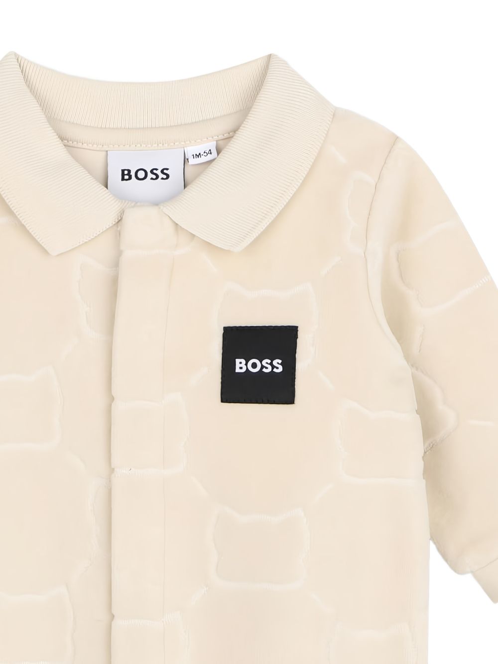Pajama e hat set. Organic cotton e polyester velour pajamas, all-over embossed fantasy illustrazione, woven logo label sul chest, chiusura con bottoni automatici sul davanti, polo neck. 100% cotton jersey hat, woven logo label sul side. Sold in gift  J53290 21K BOSS KIDSWEAR 