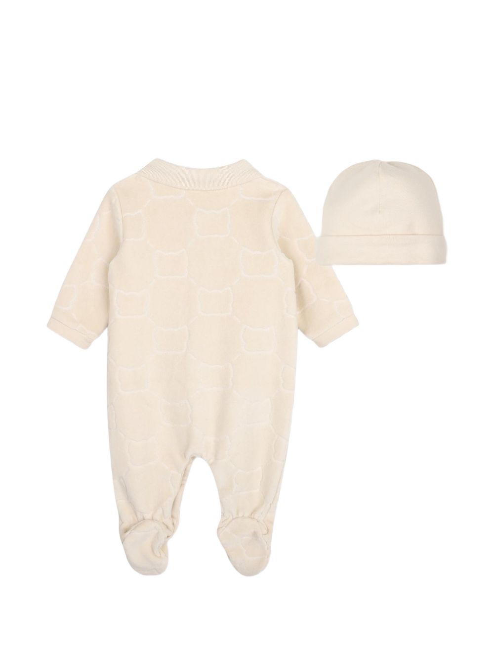 Pajama e hat set. Organic cotton e polyester velour pajamas, all-over embossed fantasy illustrazione, woven logo label sul chest, chiusura con bottoni automatici sul davanti, polo neck. 100% cotton jersey hat, woven logo label sul side. Sold in gift  J53290 21K BOSS KIDSWEAR 