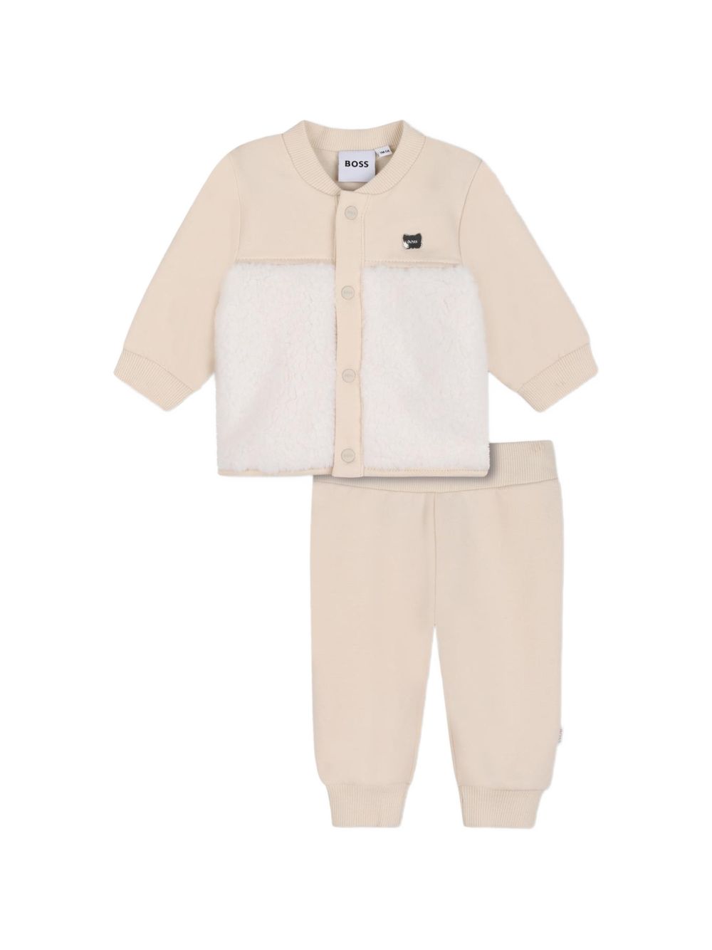 Cardigan e pantaloni set. Cardigan in mixed fabrics, chiusura con bottoni automatici sul davanti of maniche e top in brushed cotton fleece from organic farming e elastane, e bottoms in 100% polyester plush fabric, metal logo plaque sul chest. Jogging J53320 21K BOSS KIDSWEAR 