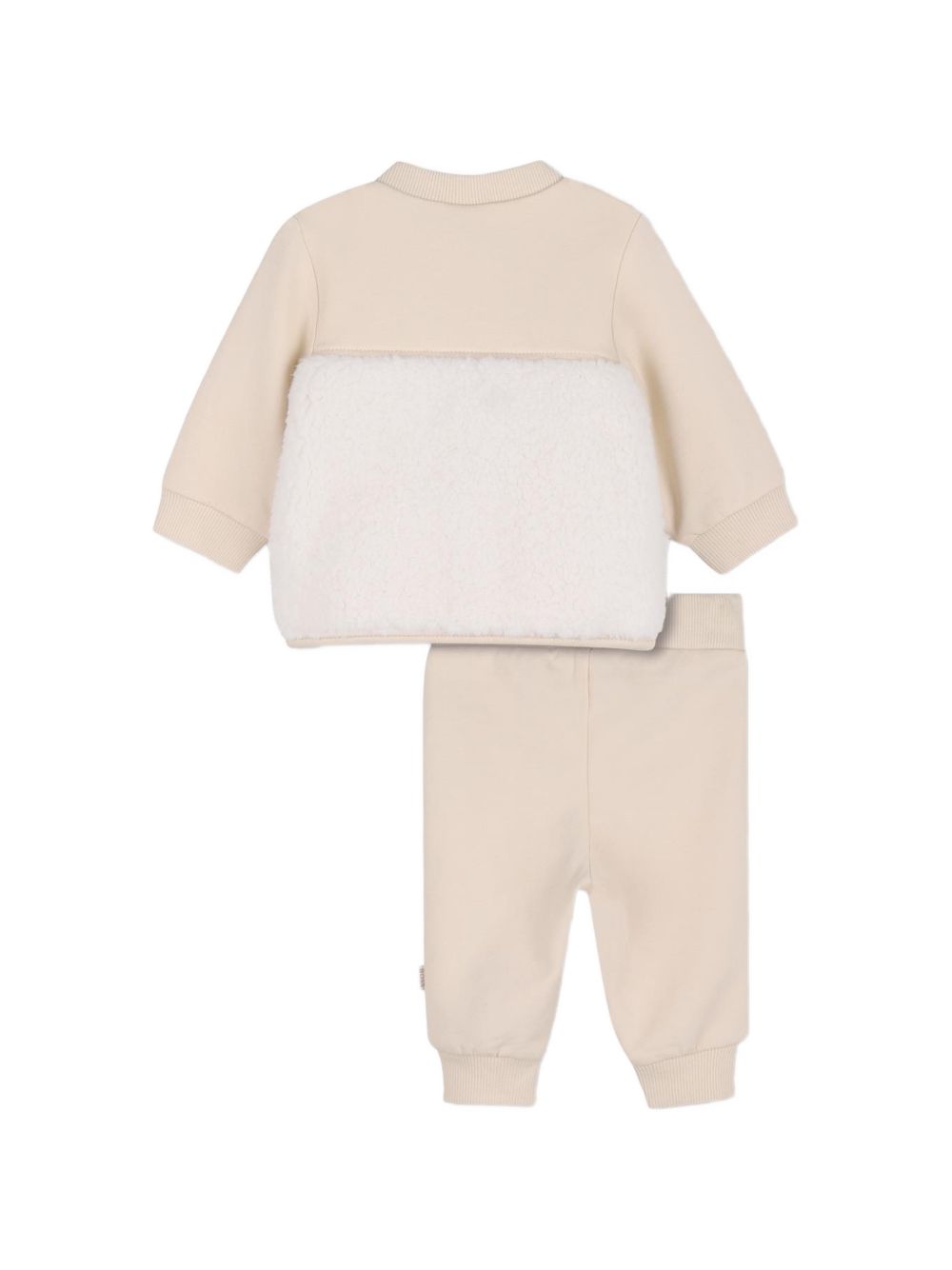 Cardigan e pantaloni set. Cardigan in mixed fabrics, chiusura con bottoni automatici sul davanti of maniche e top in brushed cotton fleece from organic farming e elastane, e bottoms in 100% polyester plush fabric, metal logo plaque sul chest. Jogging J53320 21K BOSS KIDSWEAR 
