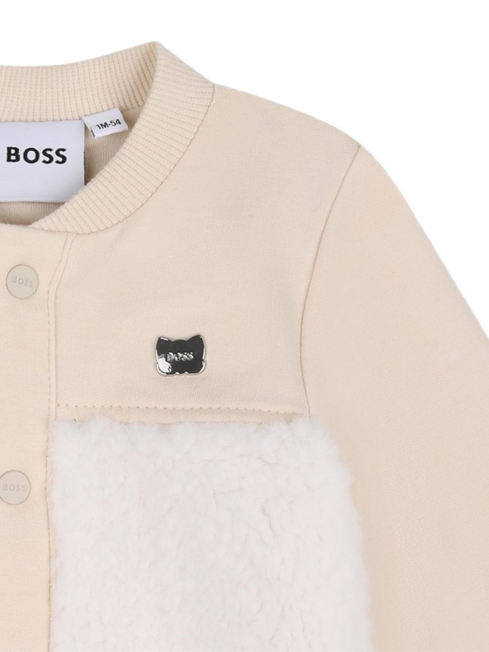 Cardigan e pantaloni set. Cardigan in mixed fabrics, chiusura con bottoni automatici sul davanti of maniche e top in brushed cotton fleece from organic farming e elastane, e bottoms in 100% polyester plush fabric, metal logo plaque sul chest. Jogging J53320 21K BOSS KIDSWEAR 