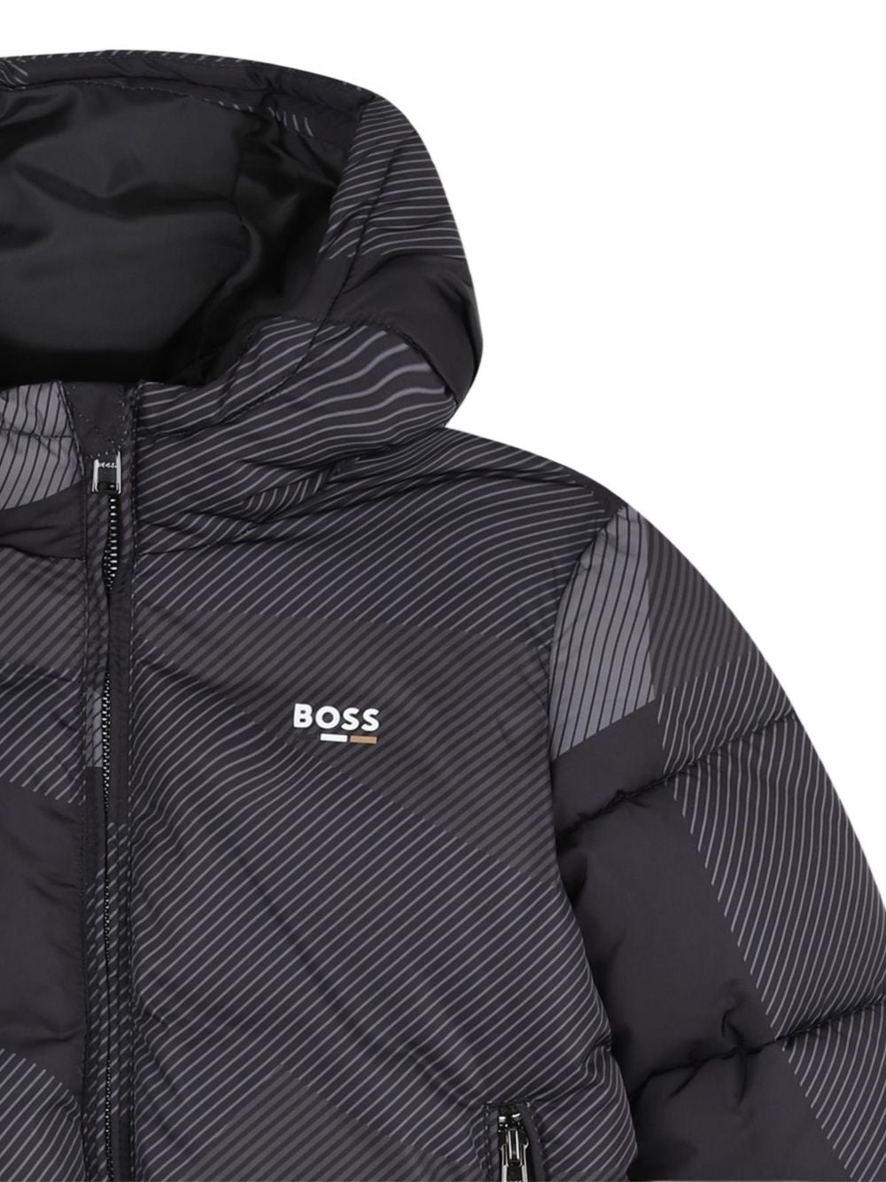 Polyester con cappuccio jacket. Chiusura con zip. Zip tasche/ boss logo sul chest in iconic colors. Full polyester fodera. J53441 09B BOSS KIDSWEAR 