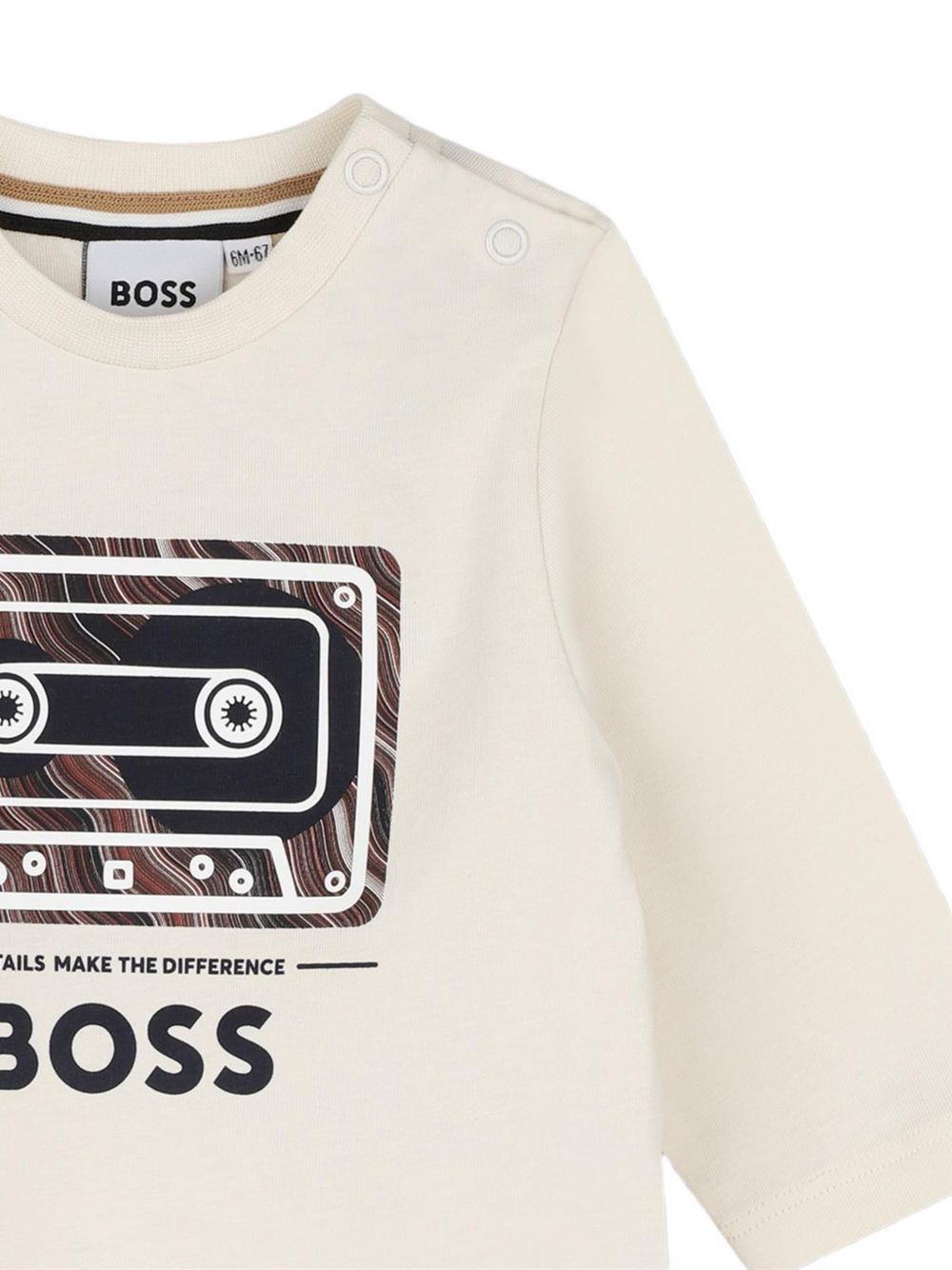 Long-sleeved jersey t-shirt. Funny, presented con 3 different graphics for each theme. Chiusura con bottoni automatici al spalla. Raiser boss. J53503 120 BOSS KIDSWEAR 