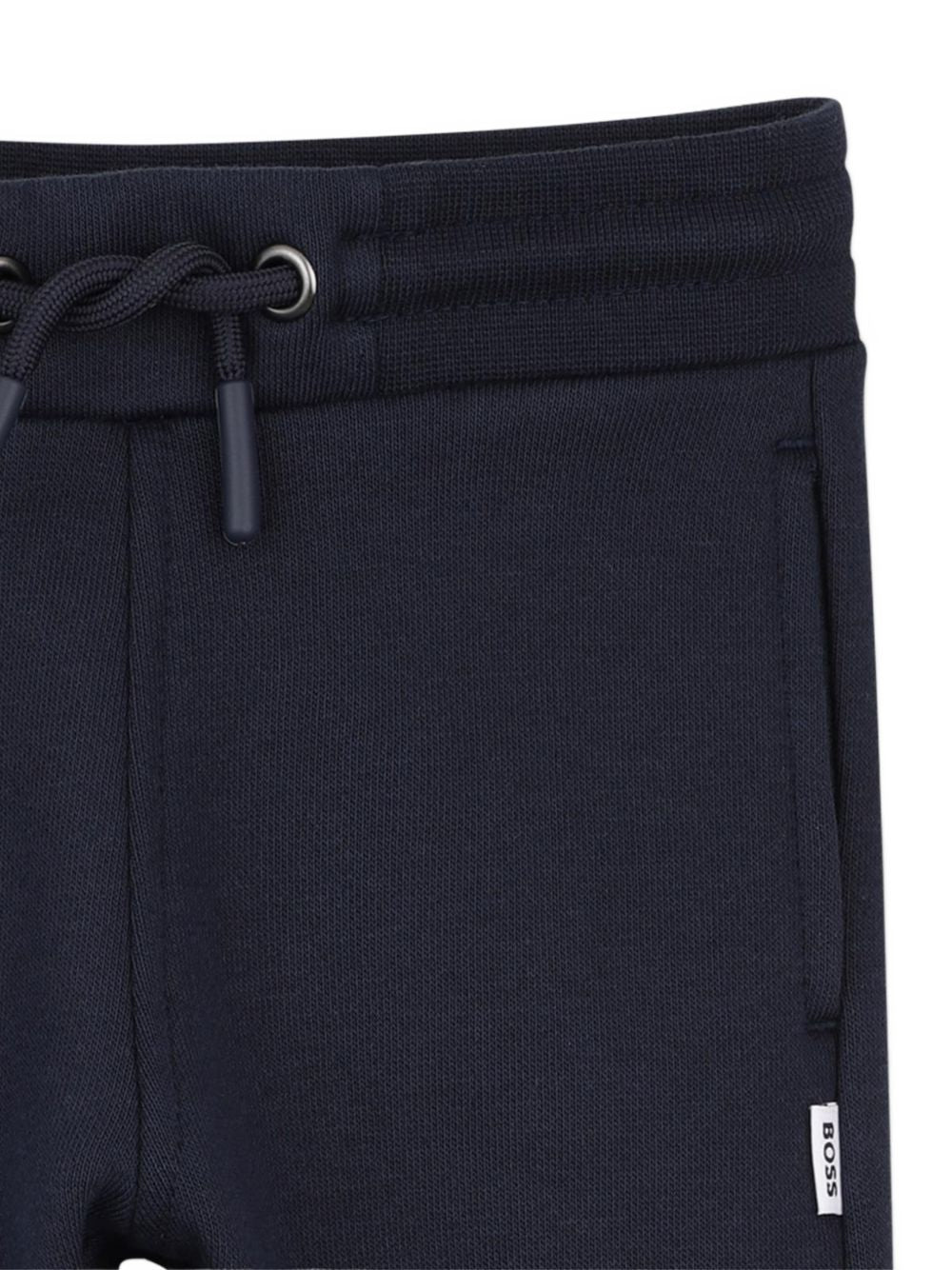 Brushed fleece jogging set. Con cappuccio cardigan con chiusura con zip. 2 davanti tasche. Double b ricamato sul chest. Jogging pantaloni con vita elastica e coulisse. 2 side tasche. Boss raiser. J53512 849 BOSS KIDSWEAR 