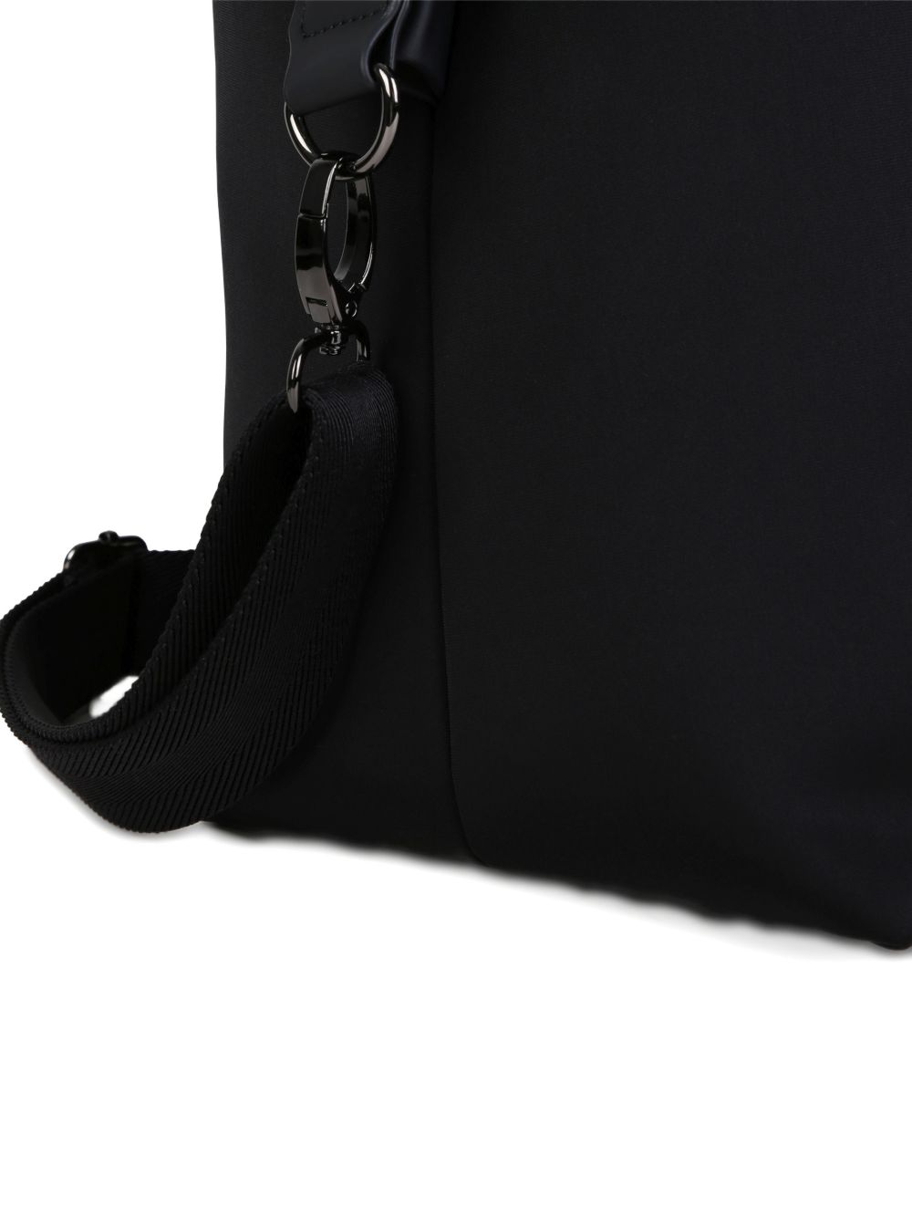 Changing bag in matt thick fabric e gum effect simili (in details). Double b in coated fabric gum effect con relief. Branded stampa on retro. Changing mat + 2 stroller straps + removable strap e handles in textured jacquard. Large tasche on retro. In J53560 09B BOSS KIDSWEAR 