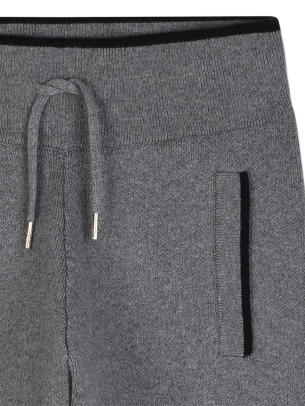 In maglia pantaloni containing 90% of cotton from organic farming e 10% wool, elastico fondo legs e cintura con chloe branded metal coulisse ends, chloe cuore hand ricamo sul retro. C21266 A46 CHLOE KIDS 