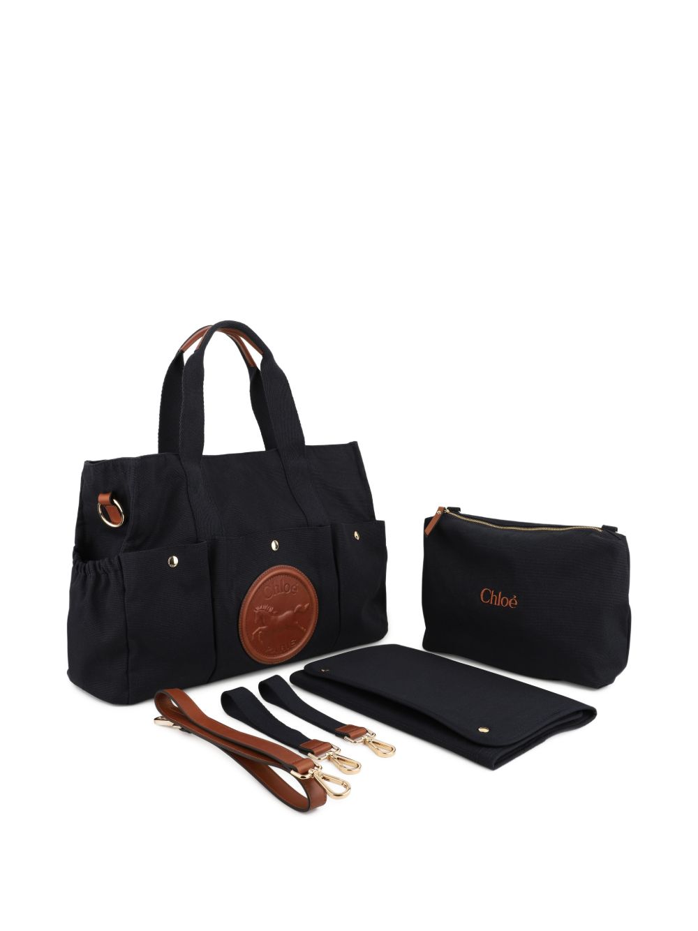 Canvas changing bag, containing cotton from organic farming, goat leather strap e details, davanti e sides multipockets con snaps, cotton twill fodera, patch in goat leather con chloe horse embossed. Dimensions: w41xh33xd15cm. Strap length: 83cm. Sol C21387 859 CHLOE KIDS 