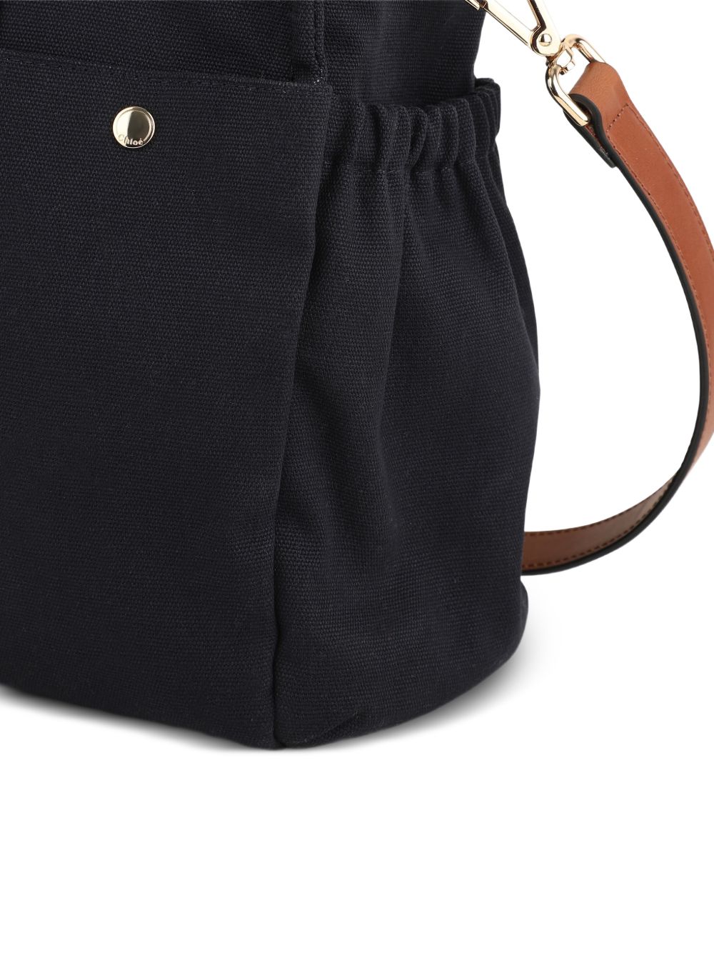 Canvas changing bag, containing cotton from organic farming, goat leather strap e details, davanti e sides multipockets con snaps, cotton twill fodera, patch in goat leather con chloe horse embossed. Dimensions: w41xh33xd15cm. Strap length: 83cm. Sol C21387 859 CHLOE KIDS 
