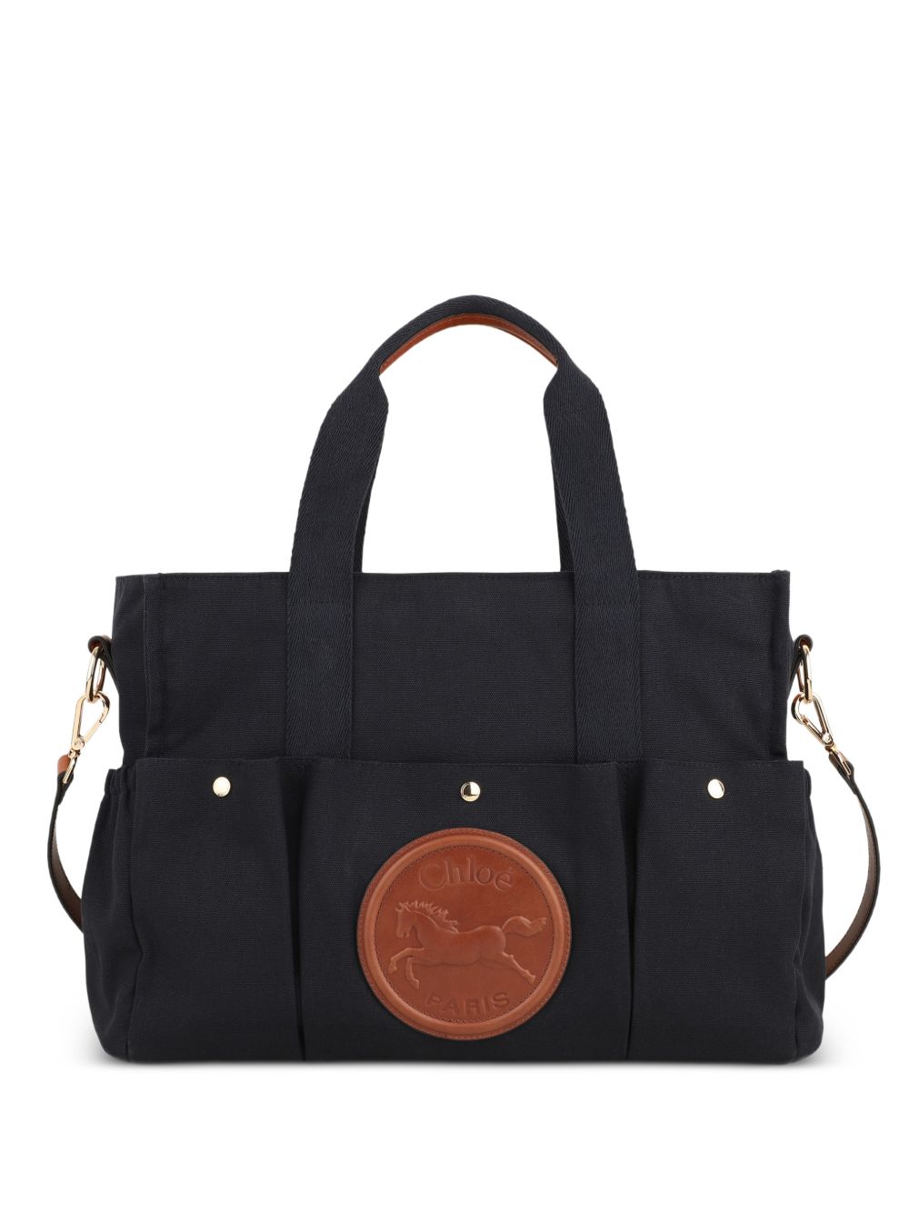 Canvas changing bag, containing cotton from organic farming, goat leather strap e details, davanti e sides multipockets con snaps, cotton twill fodera, patch in goat leather con chloe horse embossed. Dimensions: w41xh33xd15cm. Strap length: 83cm. Sol C21387 859 CHLOE KIDS 