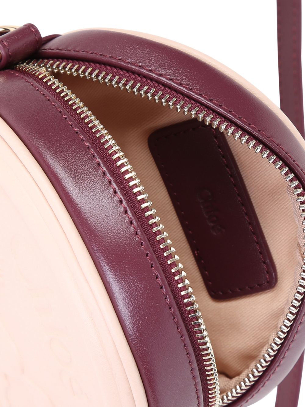 Rounded spalla bag, in goat leather, zipped chiusura, patch in goat leather (chrome tanning) con chloe horse embossed. Cotton twill fodera. Diameter: 13cm, depth : 5cm, strap length: 90cm. C21396 20E CHLOE KIDS 