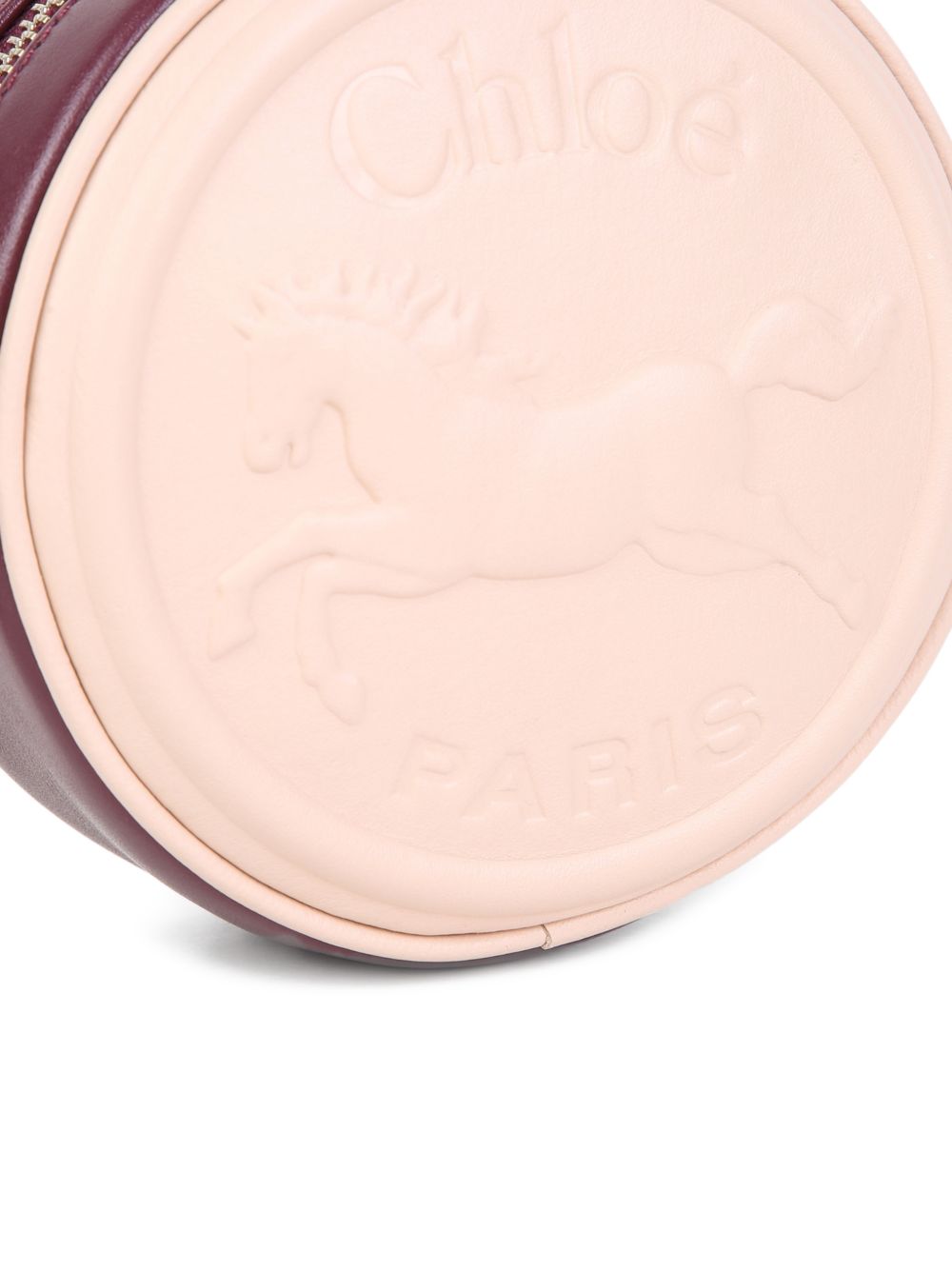 Rounded spalla bag, in goat leather, zipped chiusura, patch in goat leather (chrome tanning) con chloe horse embossed. Cotton twill fodera. Diameter: 13cm, depth : 5cm, strap length: 90cm. C21396 20E CHLOE KIDS 