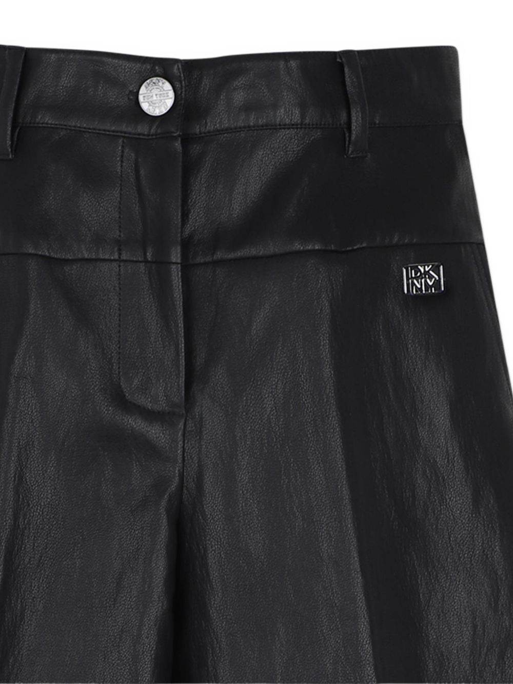 Large faux leather pantaloni, 55% polyuretane 45% polyester. Buttons chiusura at vita. 2 davanti tasche. Dkny metal plate sul davanti. Ajustable vita con buttons until 10 years. Dkny label al retro. D62787 09B DKNY KIDS 