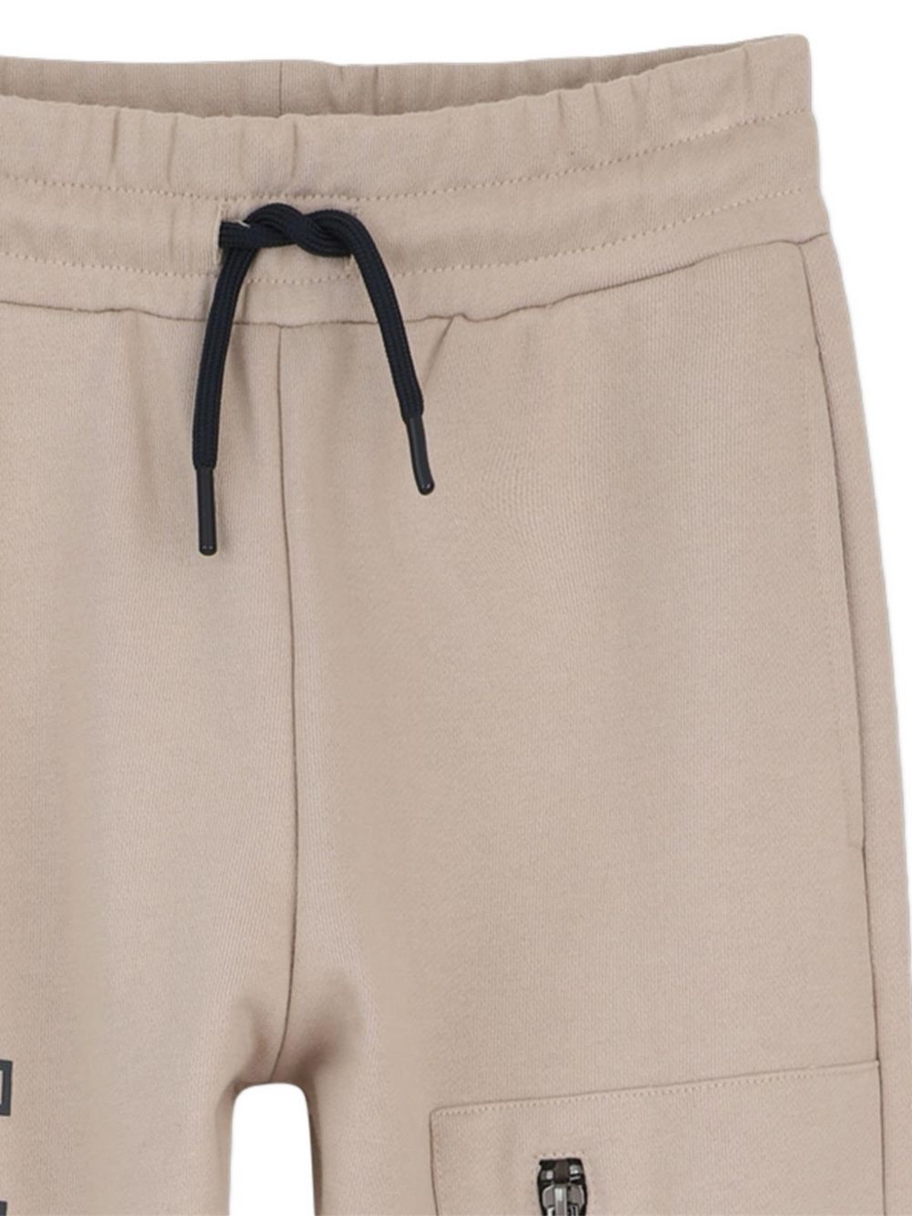 Cotone garzato pantaloni in 60% cotton 40% polyester. 2 davanti tasca + 1 davanti zipped tasca e 1 side tasca at fondo leg. Printed patches sul davanti. Vita elastica con coulisse ties. D62864 275 DKNY KIDS 