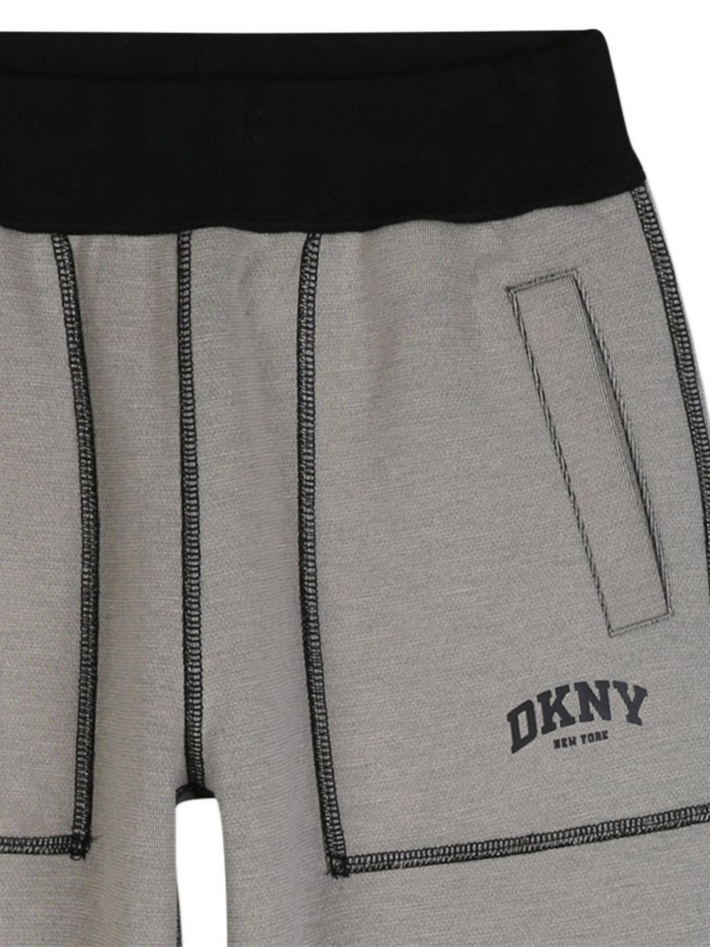 Reversible pantaloni in doble jersey, 86% polyester 10% viscose 4% elastane. One black side in jersey piqué effect con tasche e printed dkny logo. Other side in beige jersey con davanti tasche e printed dkny logo. D62866 P90 DKNY KIDS 