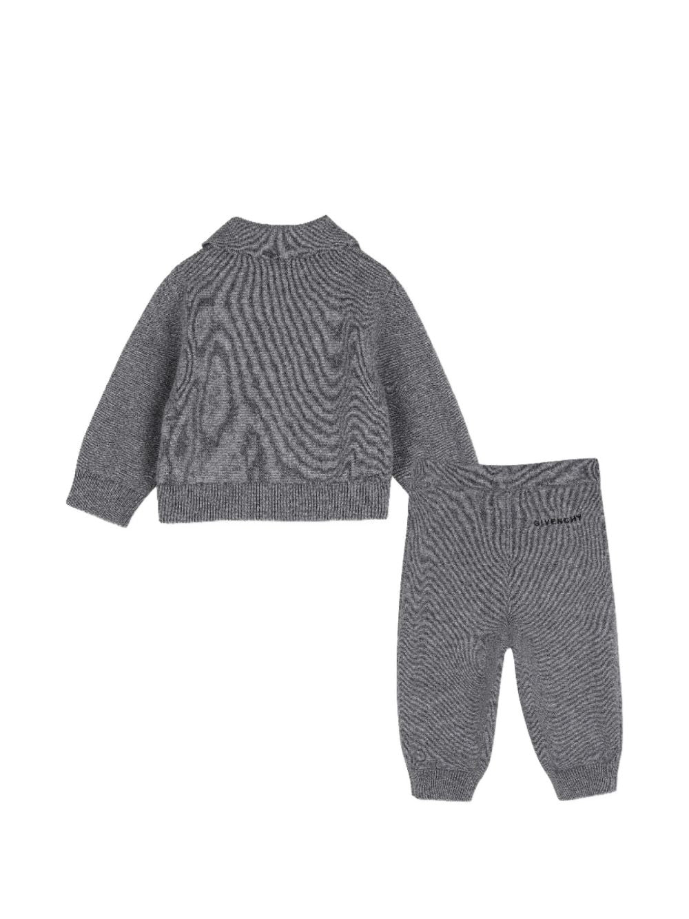 In maglia set of cardigan e pantaloni, in jersey 95% cotton e 5% cashmere. Cardigan, middle davanti tone on tone buttonned. Color contrasted, givenchy logo ricamo at davanti chest. Pantaloni con vita elastica e color contrasted givenchy logo ricamo. H31295 A47 GIVENCHY KIDS 