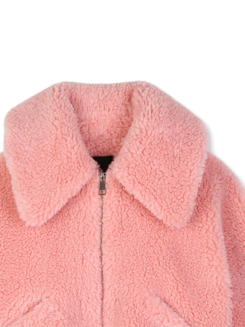 Polyester faux shearling bomber jacket, lined in color contrasted off white polyester nylon. Bubble shape adjusted at body fondo. Zipped middle davanti. Color contrasted givenchy logo ricamo at retro. H31425 46G GIVENCHY KIDS 