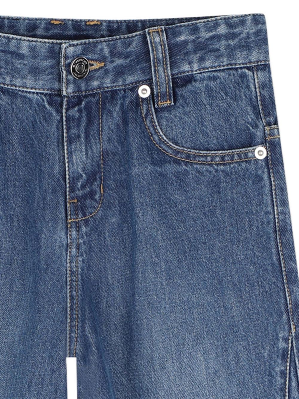 Cotton pantaloni in denim, straight fit, givenchy logo embossed silver color printed leather flap label at retro vita, color contrasted givenchy logo ricamo at retro tasca. H31444 Z06 GIVENCHY KIDS 