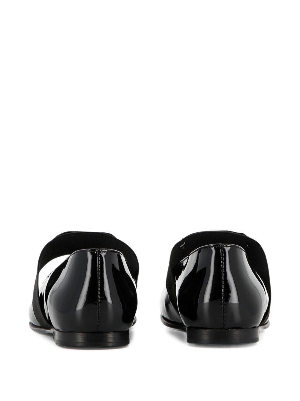 Ballerines in cow leather, varnished finish, lined in sheep leather, outsole in cow leather. Comfort secured by top elastico. Leather label sewn sul top elastico, givenchy logo printed. Made in portugal. Sold in shoes box. H31476 09B GIVENCHY KIDS 