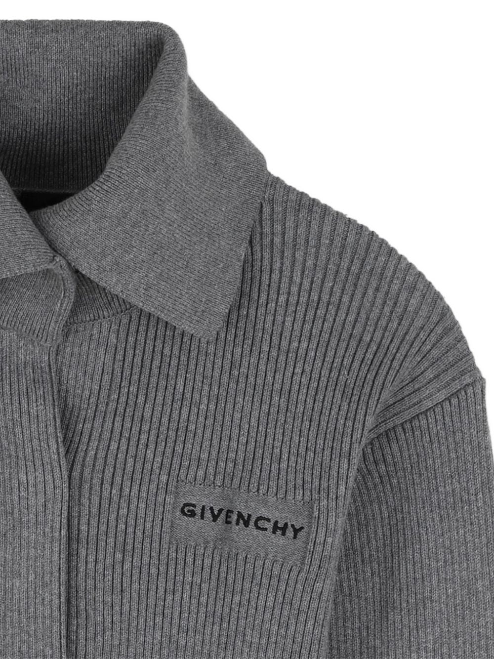 Cardigan in maglia, costina knitting high gauge, 95% cotton e 5% cashmere. Fantasia oversize high collar. Oversize snaps middle davanti chiusura. Color contrasted givenchy logo ricamo at chest. H31549 A47 GIVENCHY KIDS 