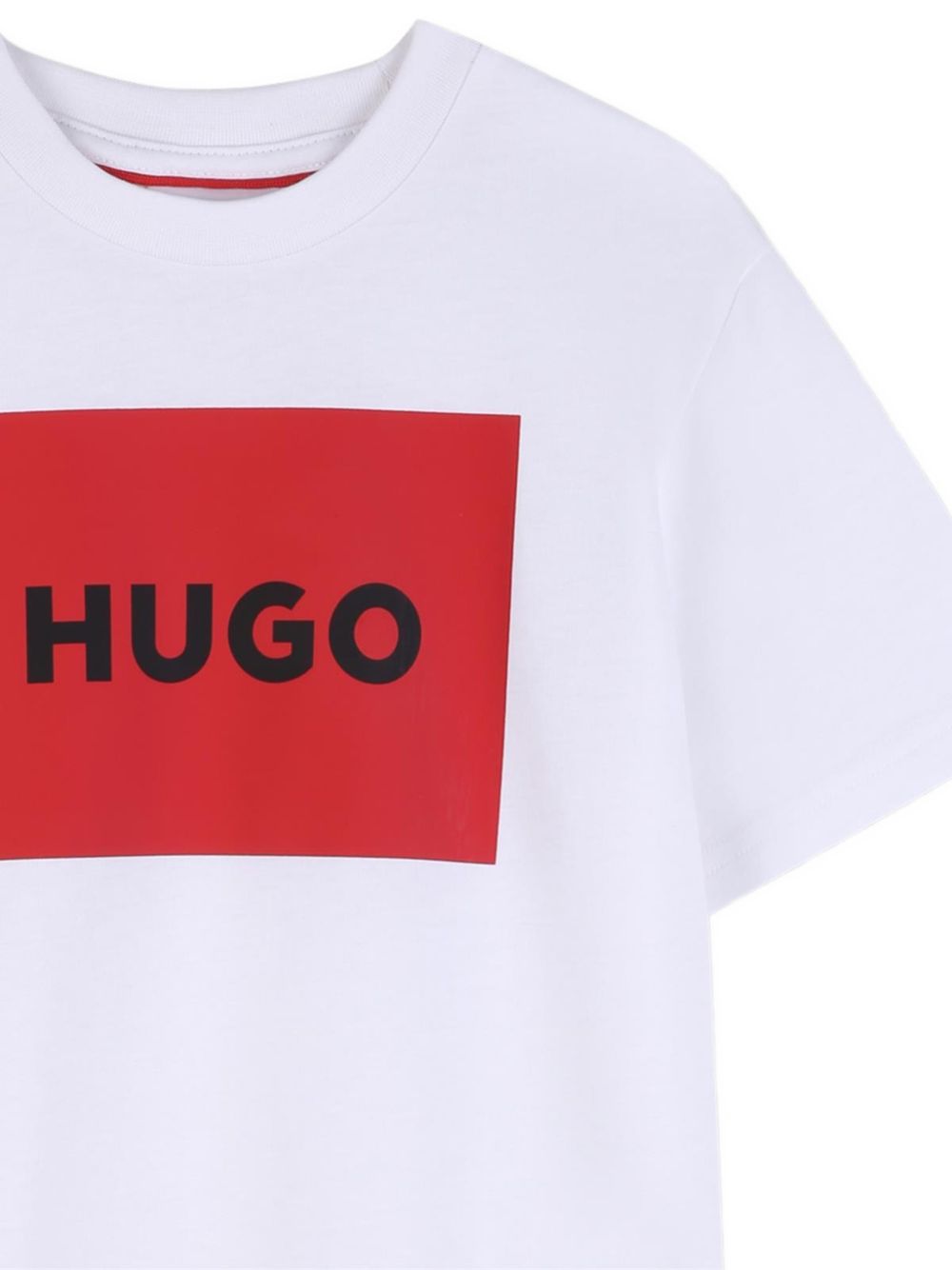 100% cotton from organic farming maniche corte t-shirt con squared logo stampa sul chest. Vestibilità regolare G00572 10P HUGO KIDS 