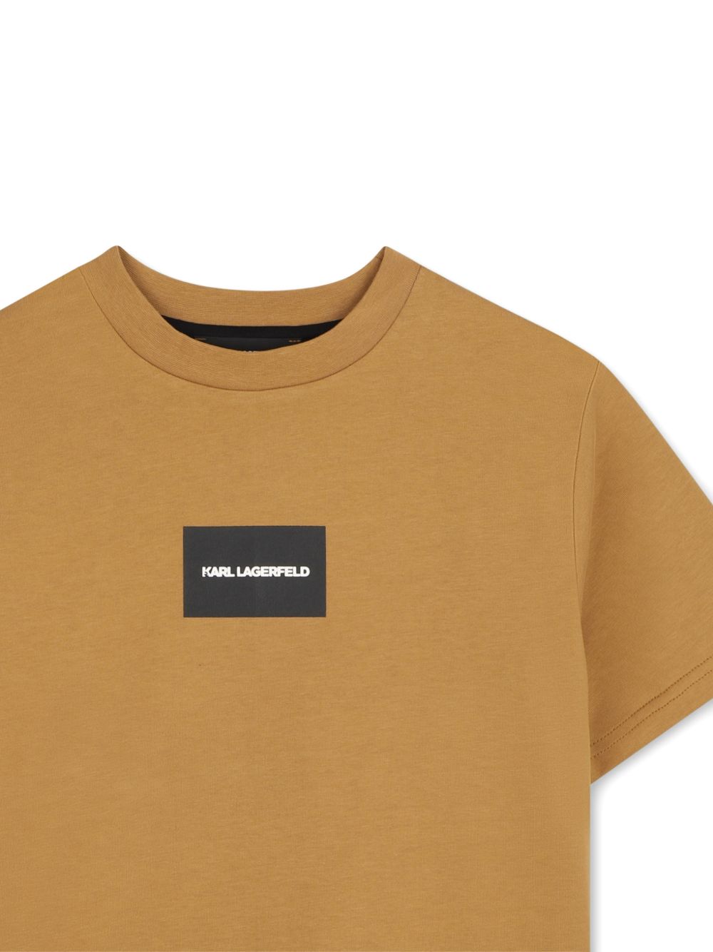 Heavy jersey maniche corte t-shirt, in cotton coming from organic farming. Branded high density stampa karl lagerfeld sul davanti e branded illustrazione karl in relief sul retro. Z31362 300 KARL LAGERFELD KIDS 