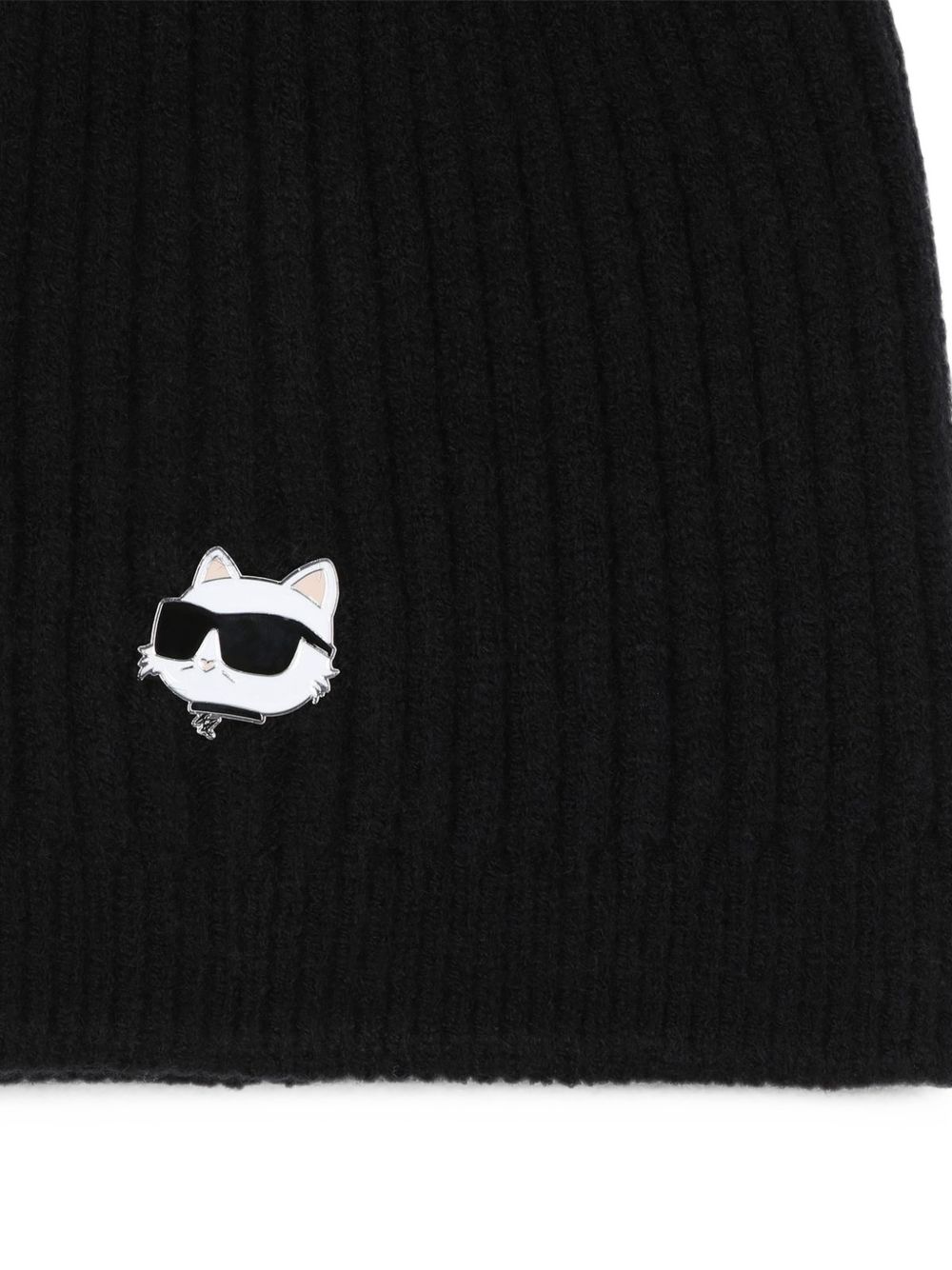 Knit beanie in double layer. Pompom in mesh e choupette badge. Rubber branded label on side. (pc/pa/pl) Z31425 09B KARL LAGERFELD KIDS 