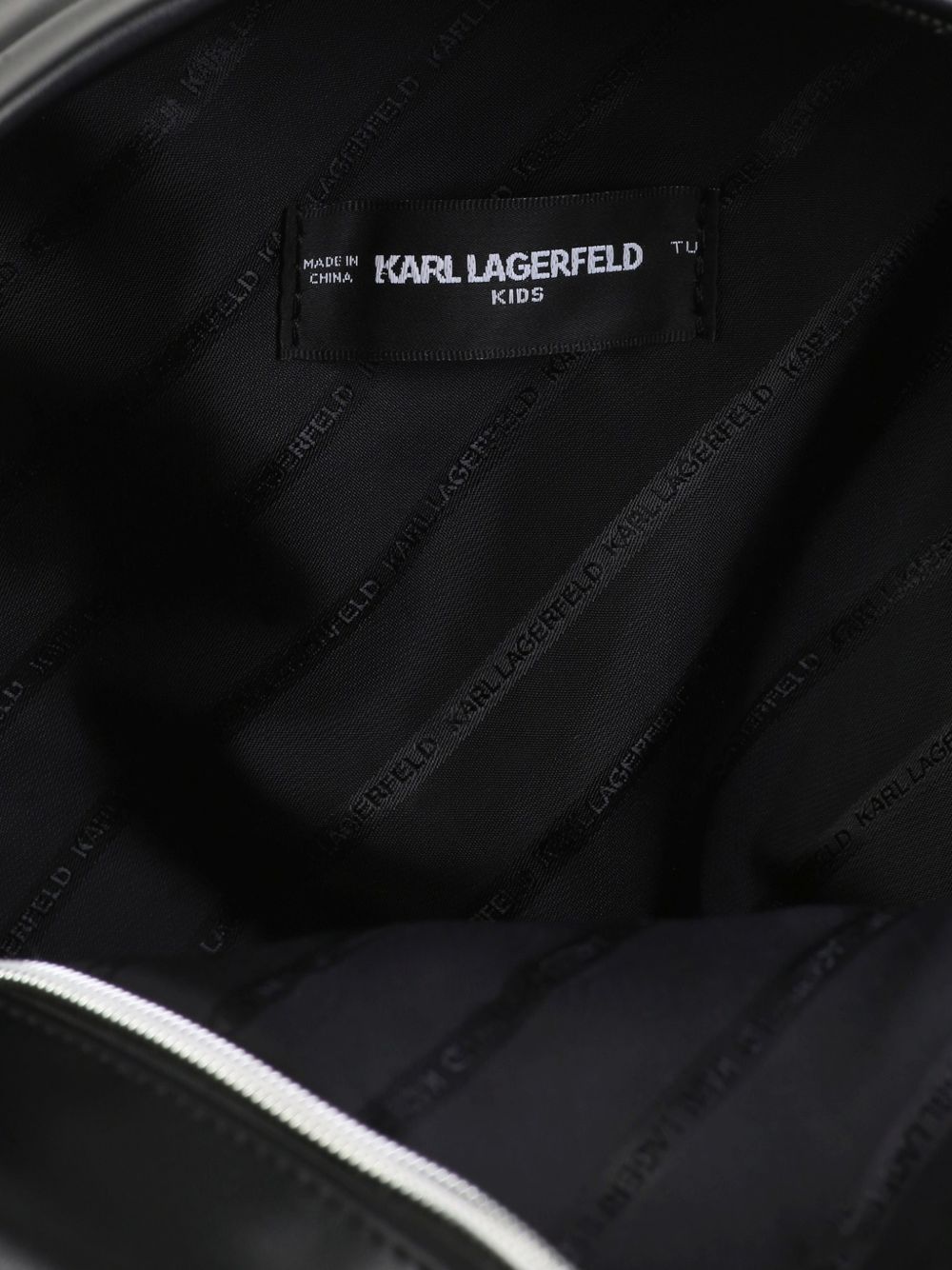 Backpack in simili. Branded silicone's badge. Removable eco-pelliccia choupette key charm. Padded retro e spalla straps, for better comfort. Zips chiusura. Branded fodera. Branded label on side. Dimensions : 32x22x13.5cms. Z31440 09B KARL LAGERFELD KIDS 