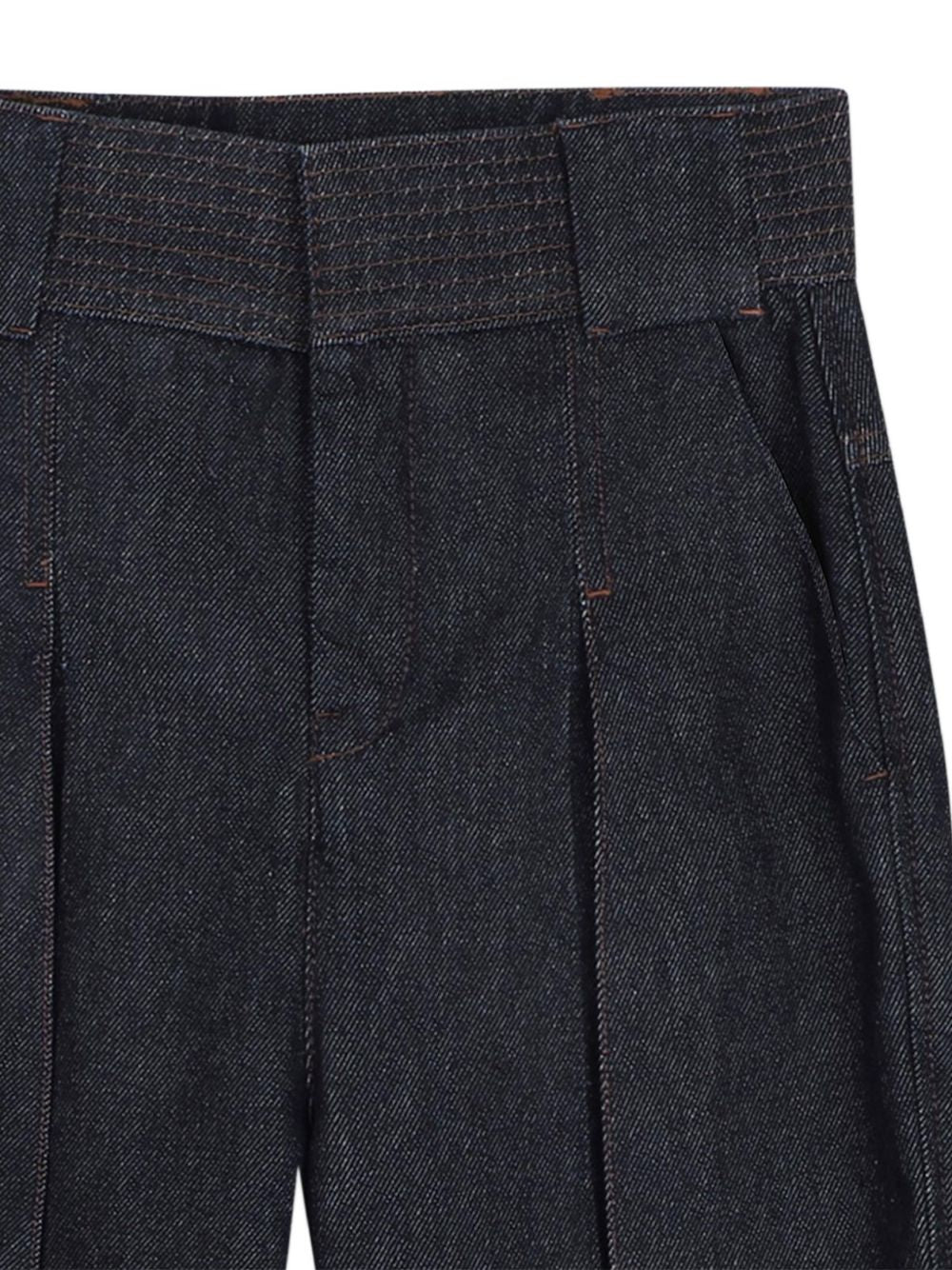 Cotton denim ball-shaped pantaloni, topstitching details sul fascia in vita, pintucks on legs, flap tasche on retro, vita regolabile con inside elastico band, faux leather label on davanti con lanvin embossed branding. N30420 Z28 LANVIN KIDS 