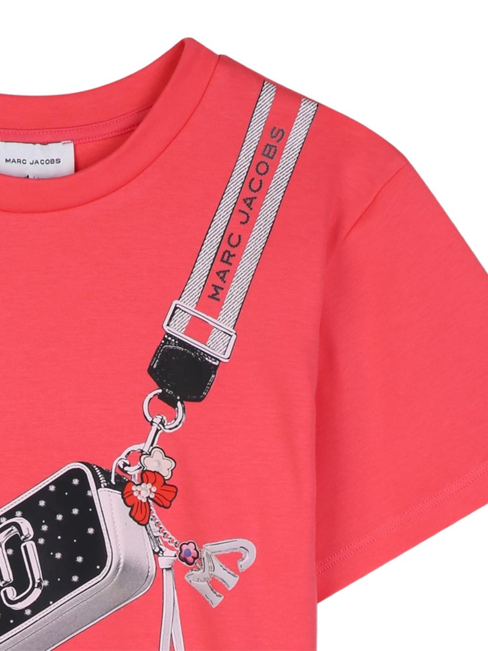 Short-sleeved cotton interlock t-shirt con a trompe-l'oeil stampa of a 'snapshot' bag adorned con whimsical details e charms. Original e casual design. W60994 98A MARC JACOBS KIDS 